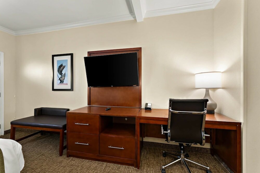 Фото Comfort Suites Central