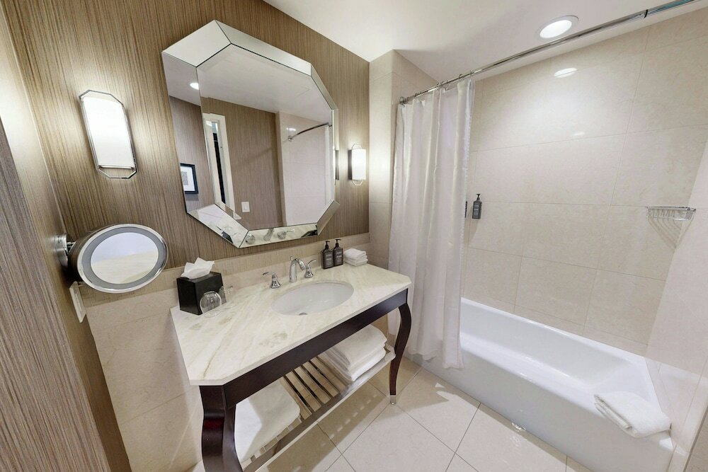 Фото Sheraton McKinney Hotel