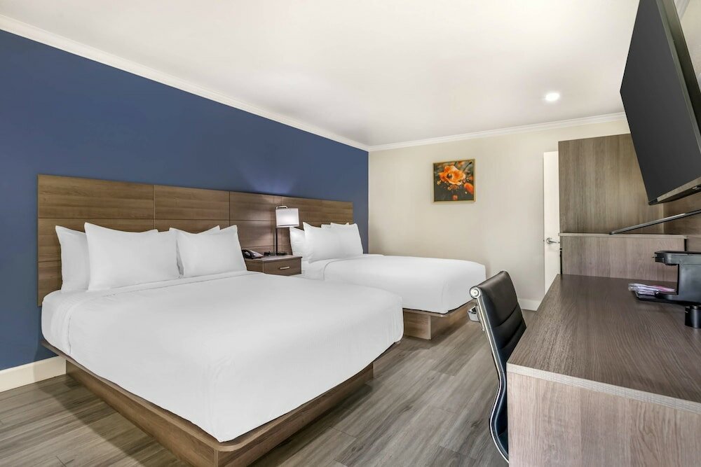 Фото University Park Inn & Suites