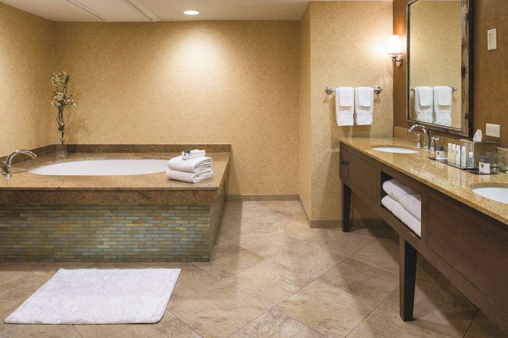 Фото Doubletree by Hilton Seattle Airport