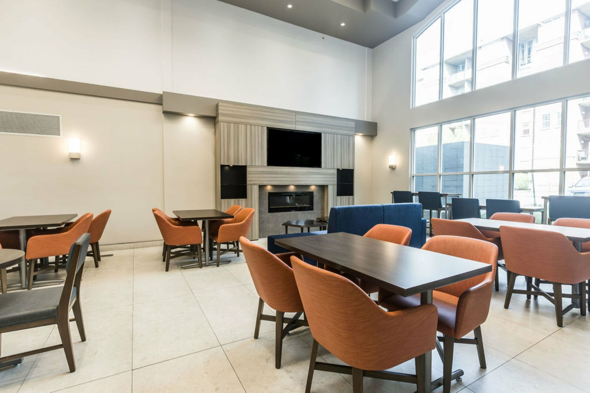 Фото Holiday Inn Express Hotel & Suites Calgary S-Macleod Trail S, an Ihg Hotel