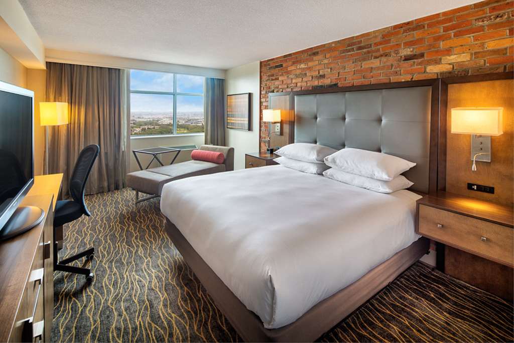 Фото DoubleTree by Hilton Toronto Airport
