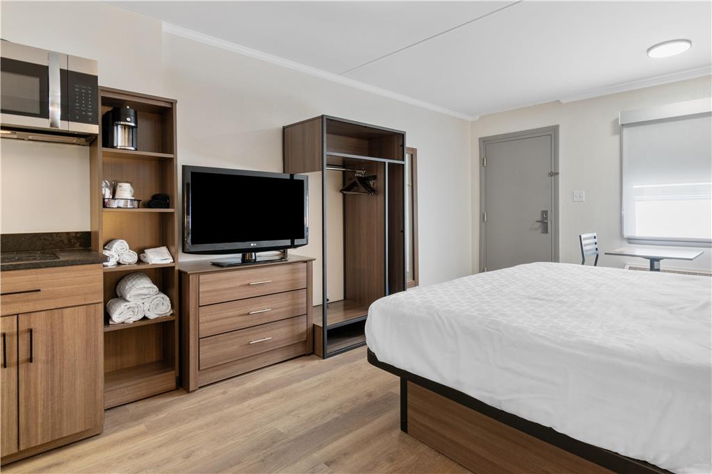 Фото Best Western Plus Revere Inn & Suites