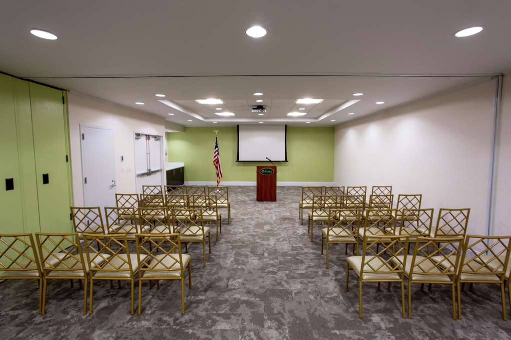 Фото Hilton Garden Inn New York/Staten Island