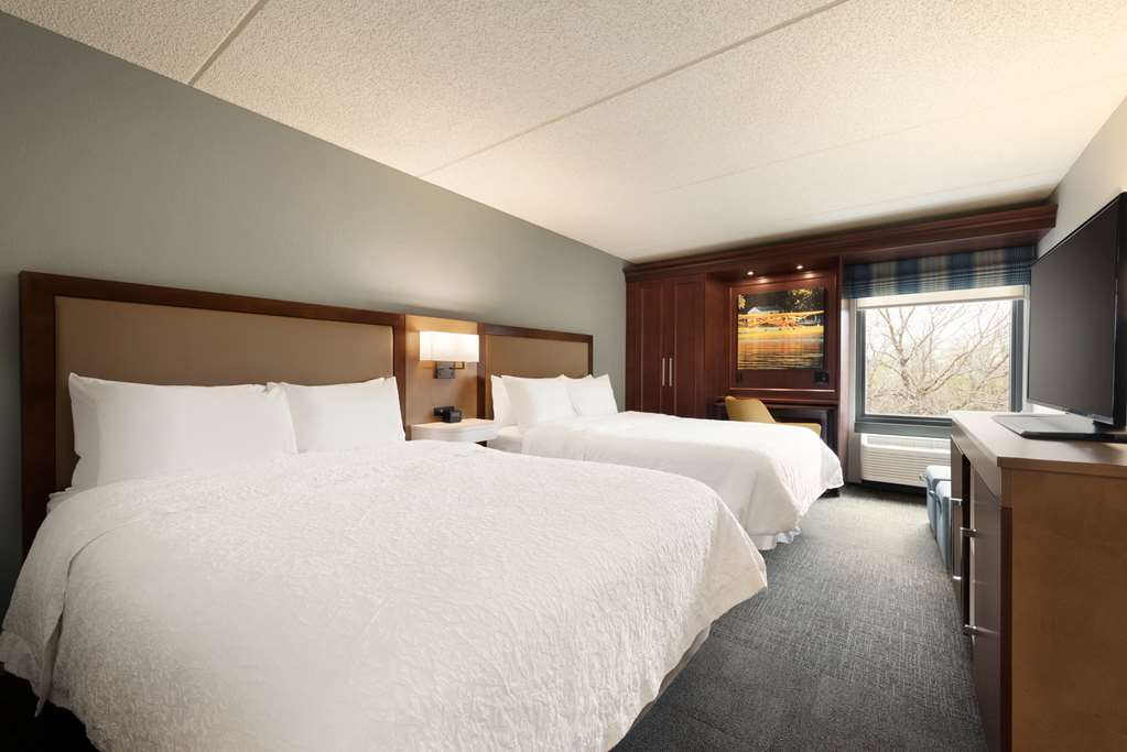 Фото Hampton Inn Appleton Fox River Mall Area