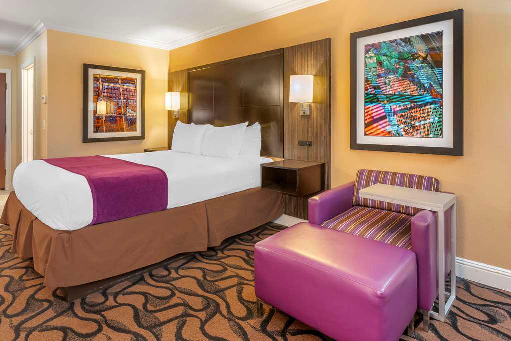 Фото Best Western Plus Airport Plaza