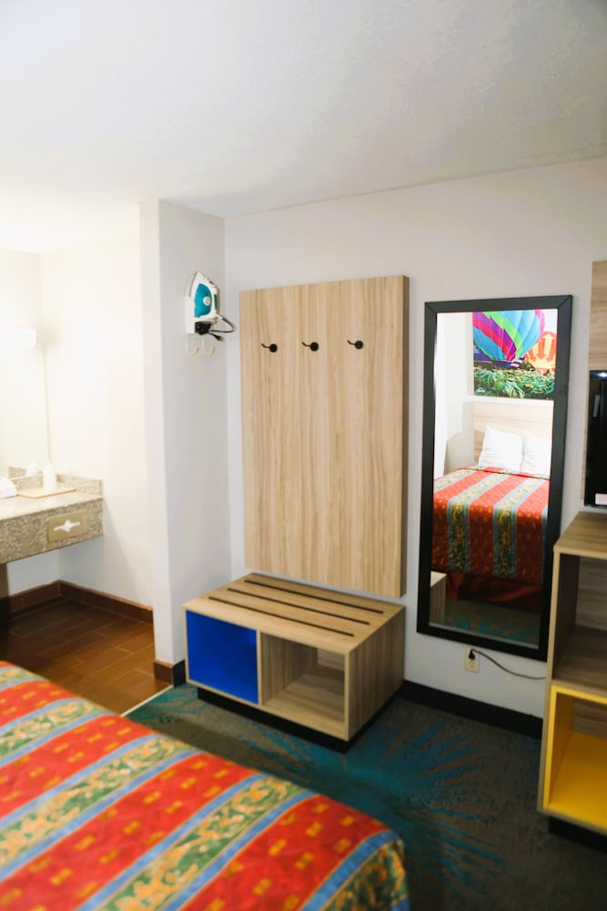 Фото Days Inn by Wyndham East Albuquerque