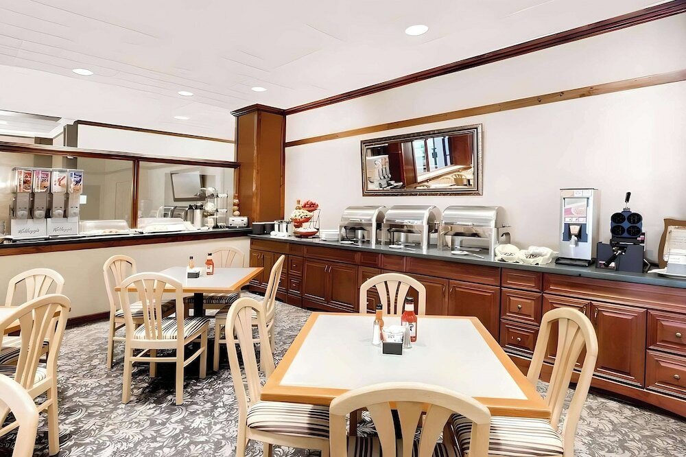 Фото Ramada Hotel & Conference Center by Wyndham Lansing