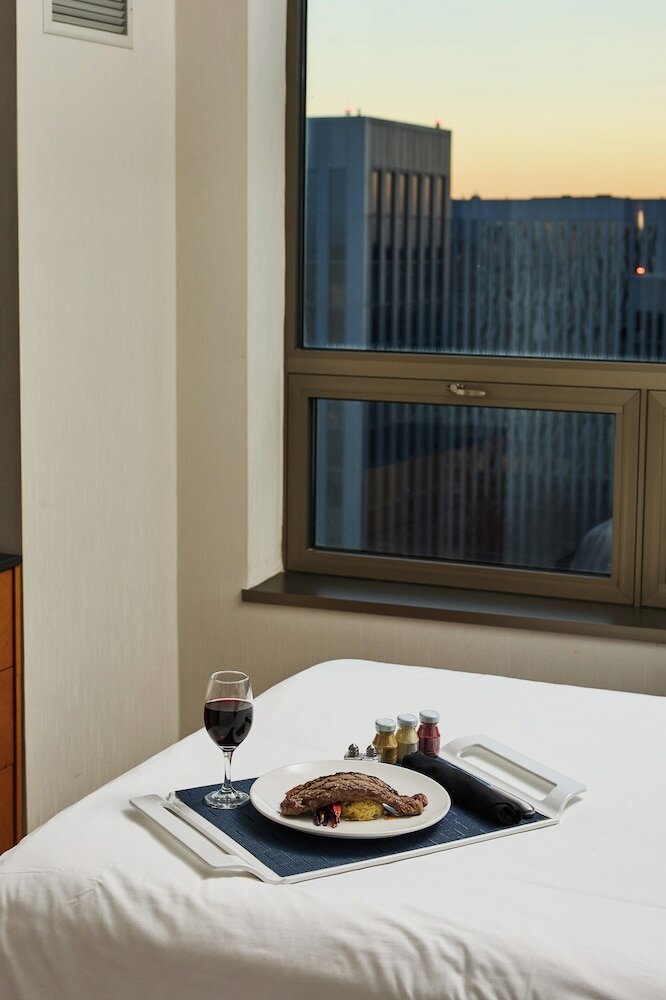 Фото Renaissance Chicago O'Hare Suites Hotel