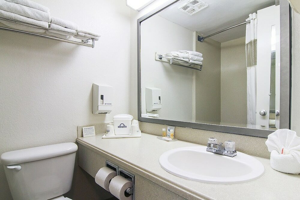 Фото Days Inn by Wyndham Market Center Dallas Love Field