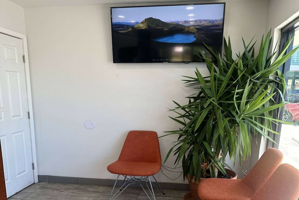 Фото Super 8 by Wyndham Oceanside Downtown