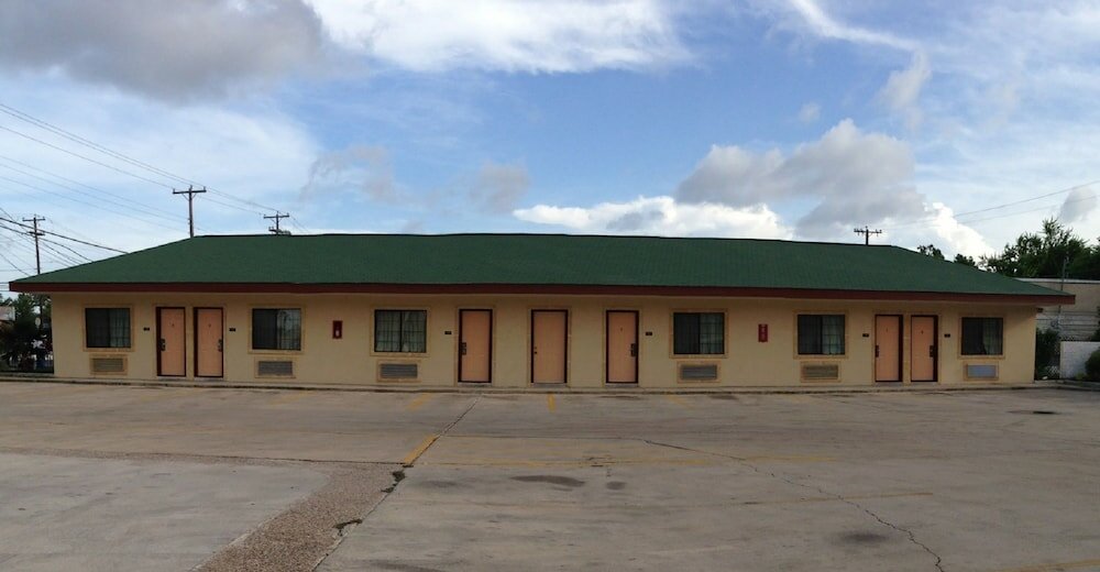 Фото Pinn Road Inn and Suites