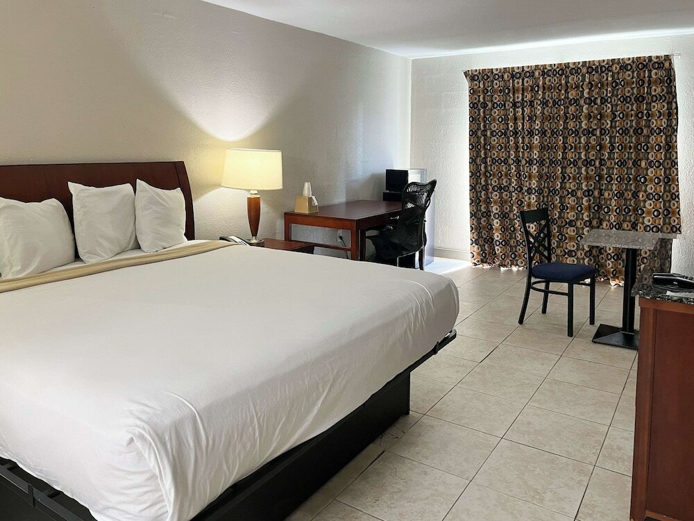 Фото Days Inn by Wyndham Raleigh Downtown South