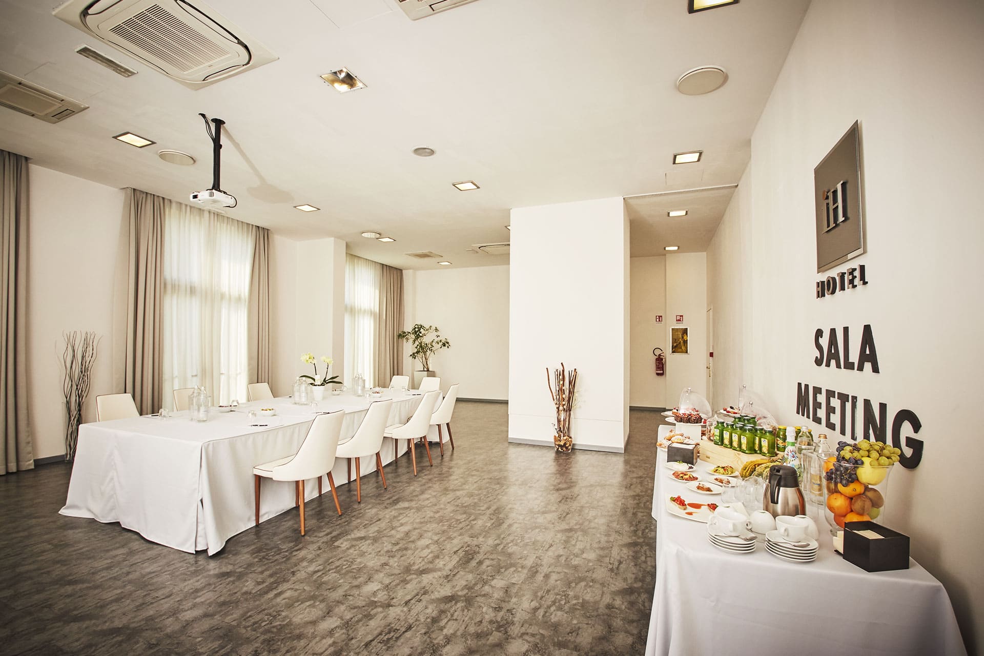 Фото IH Hotels Milano Lorenteggio
