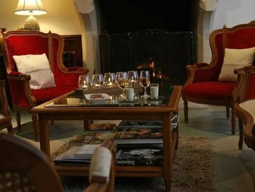 Гостиница Logis Le Grand Monarque - Donzy в Коне-Куре-сюре-Луаре