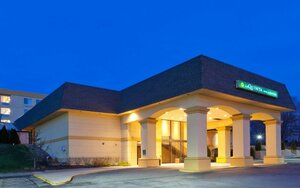 Гостиница La Quinta Inn Suites White Plains Elmsford