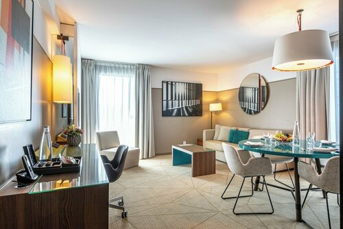 Гостиница Fraser Suites Harmonie Paris La Défense в Пюто