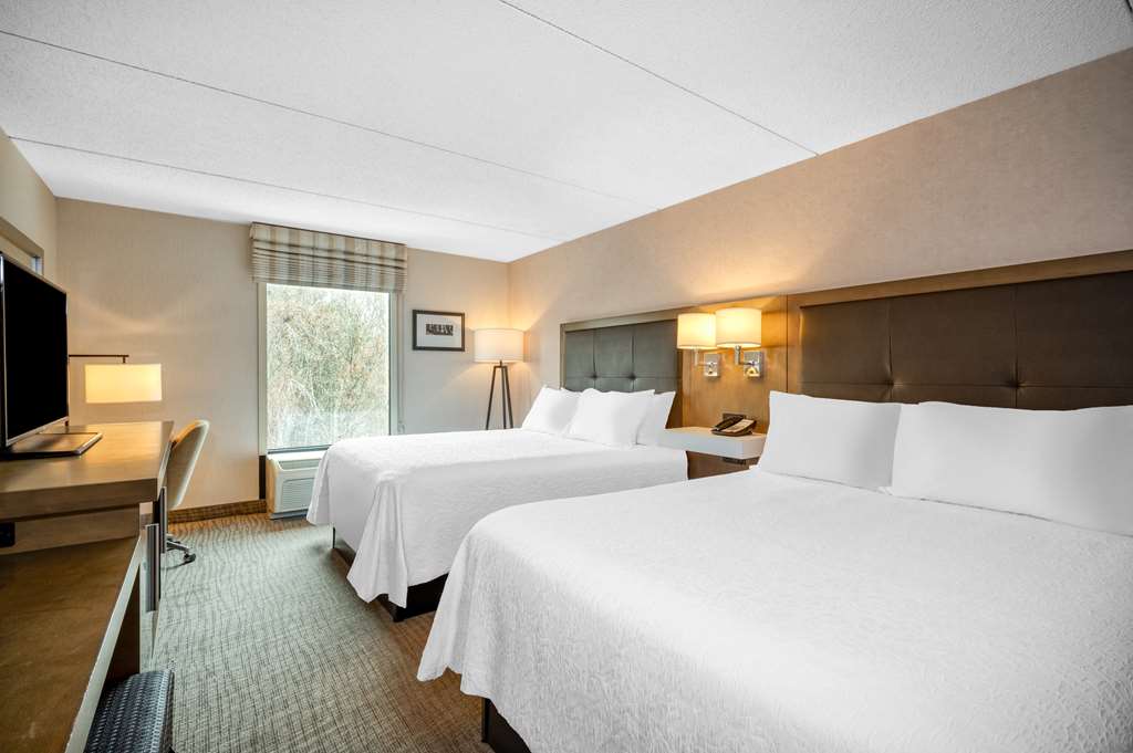 Фото Hampton Inn Raynham Taunton