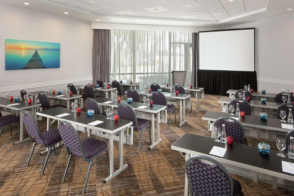 Фото Doubletree by Hilton Hotel Circle