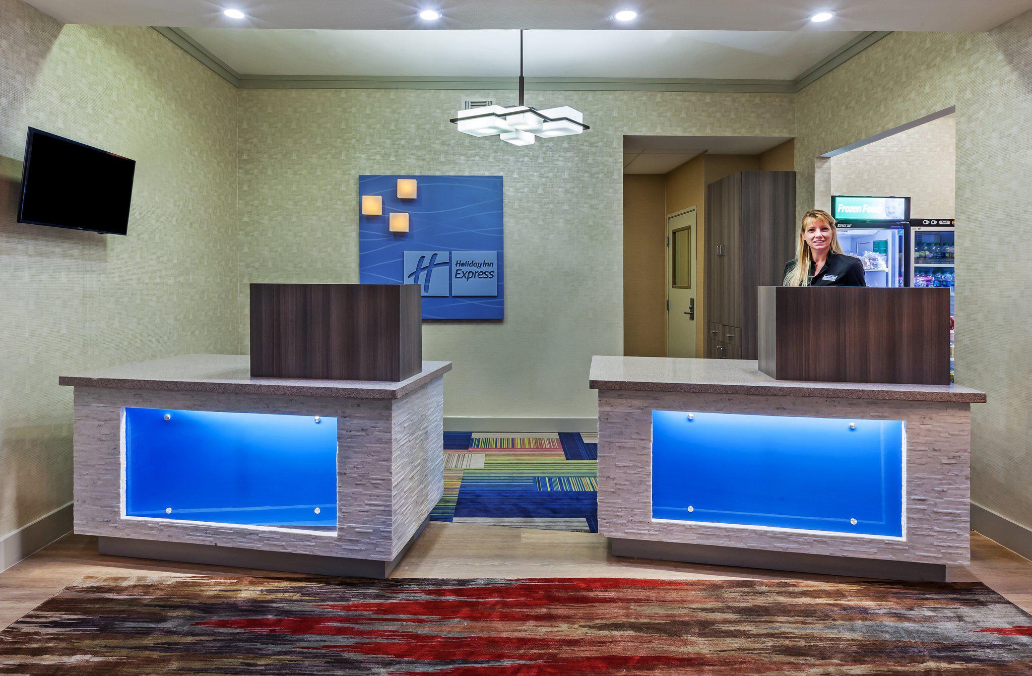 Фото Holiday Inn Express Hotels & Suites East Houston, an Ihg Hotel