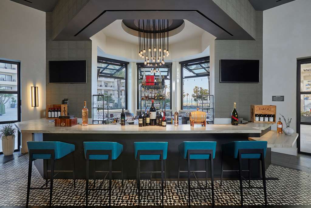 Фото The Waterfront Beach Resort, A Hilton Hotel