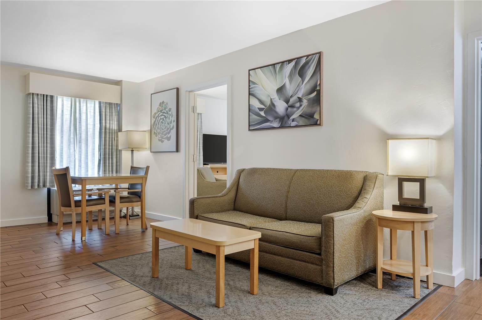 Фото Best Western Plus South Coast Inn