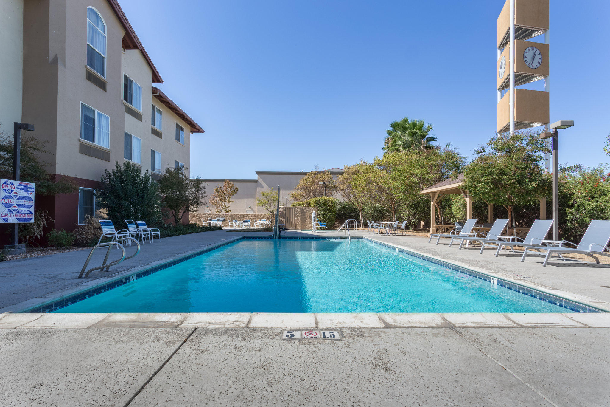 Фото Holiday Inn Express Hotel & Suites Manteca, an Ihg Hotel