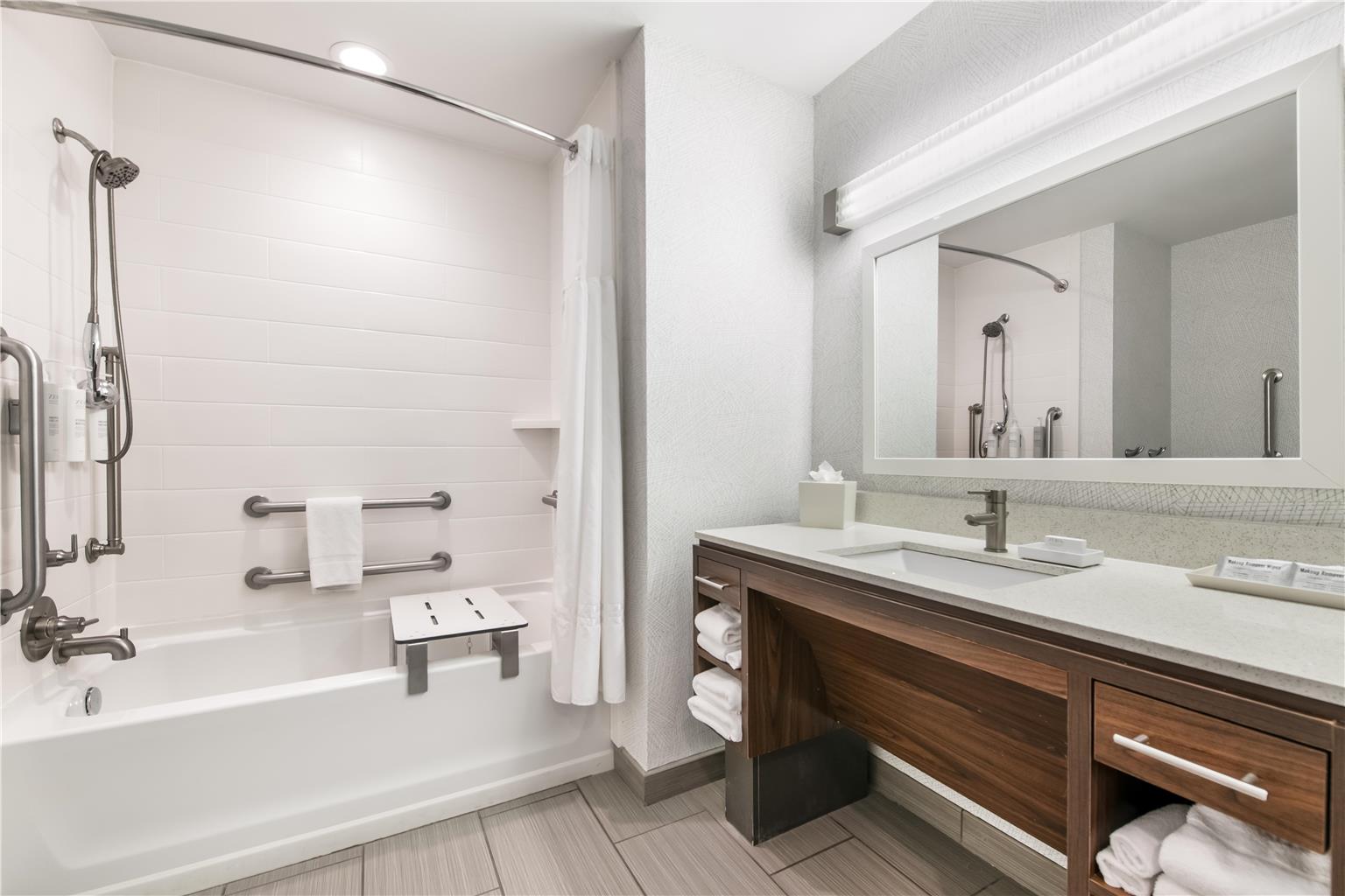 Фото Home2 Suites by Hilton Pensacola I-10 at North Davis Hwy