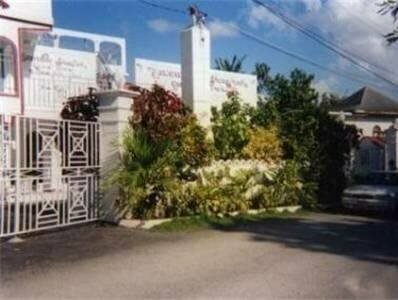 Гостиница Executive Shaw Park Guest House в Очо-Риос