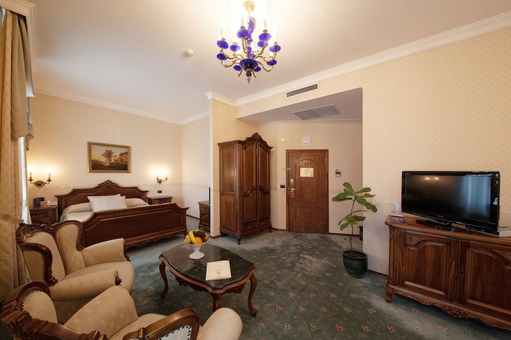Фото Grand Hotel London