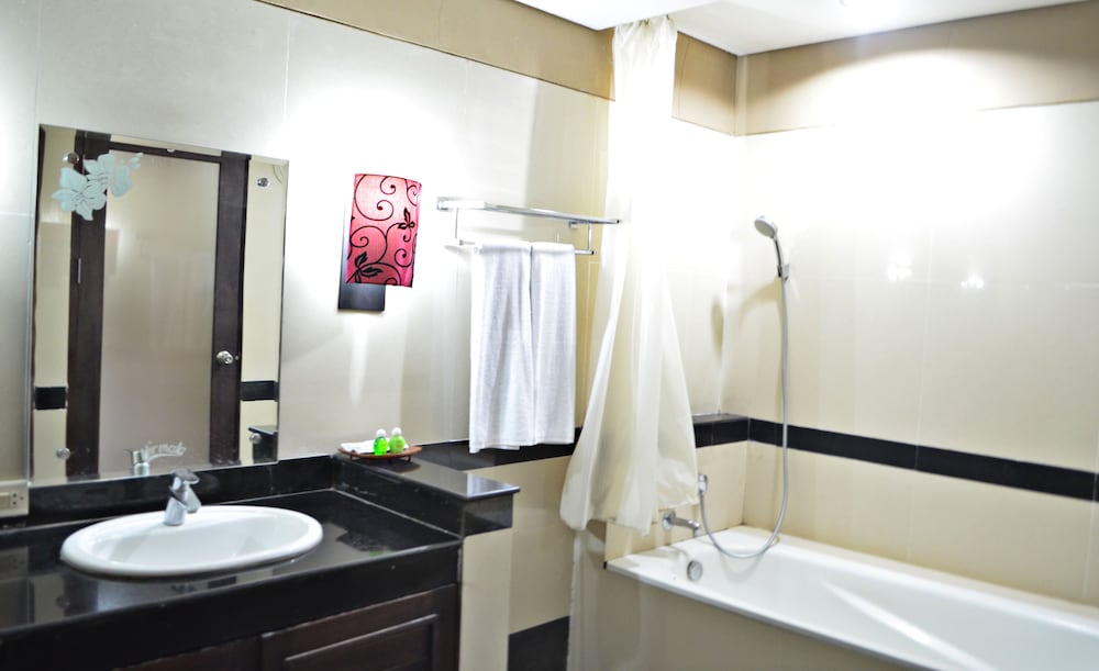 Фото Nirmala Hotel and Convention Centre