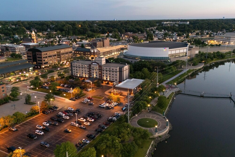 Фото Wyndham Moline on John Deere Commons
