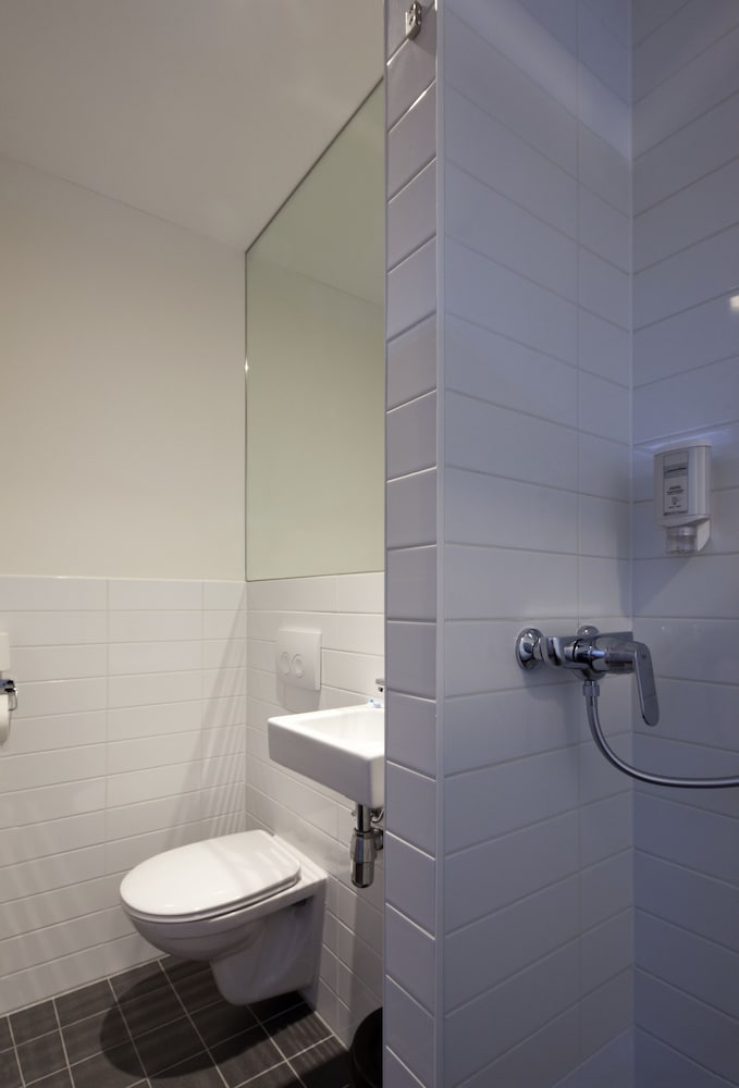 Фото EasyHotel Amsterdam City Centre South