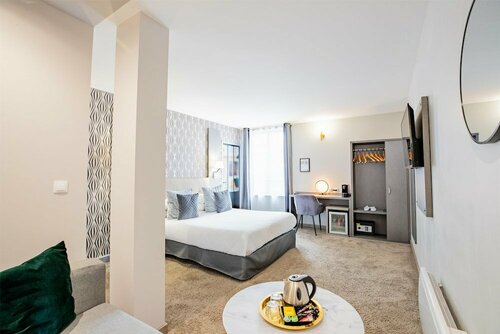 Гостиница Hotel Saint Claude в Пероне