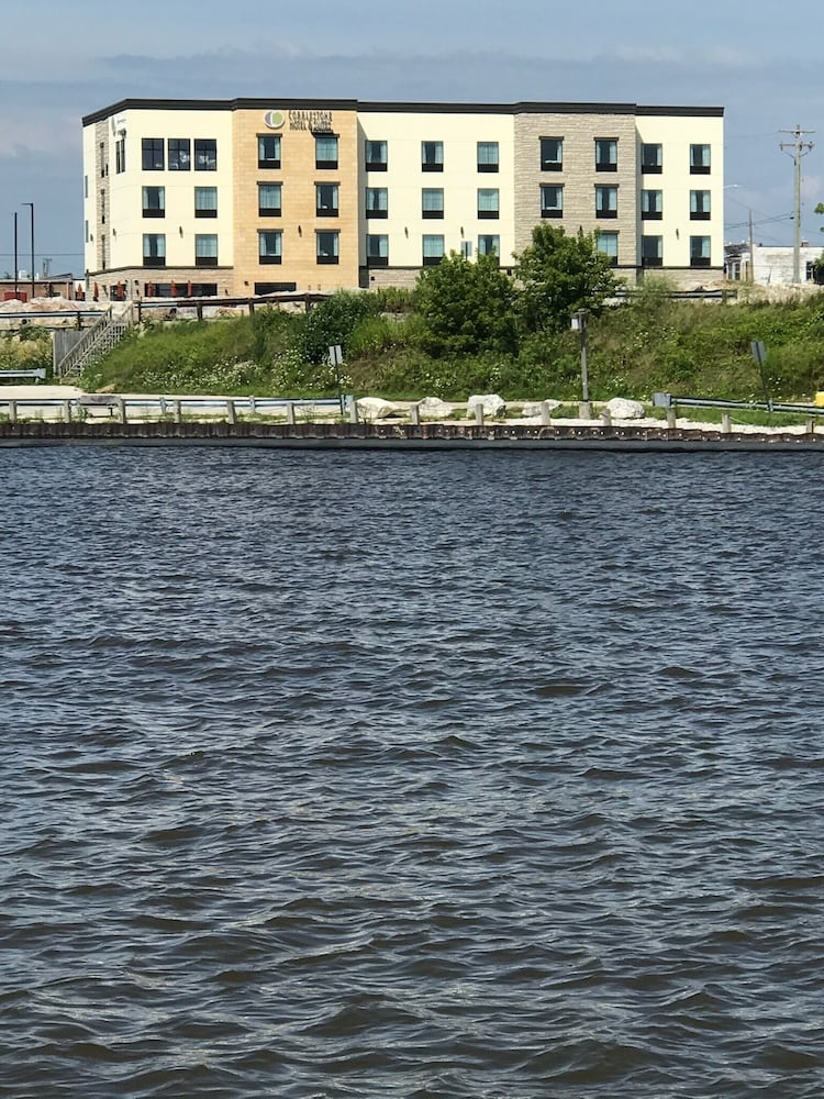 Фото Cobblestone Hotel & Suites - Two Rivers