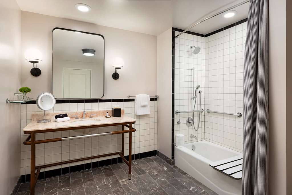 Фото The Candler Hotel Atlanta, Curio Collection by Hilton