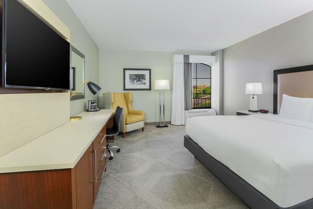 Фото DoubleTree by Hilton Austin - University Area