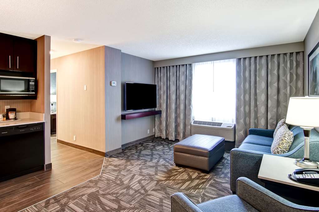 Фото Hampton Inn & Suites by Hilton Calgary Airport