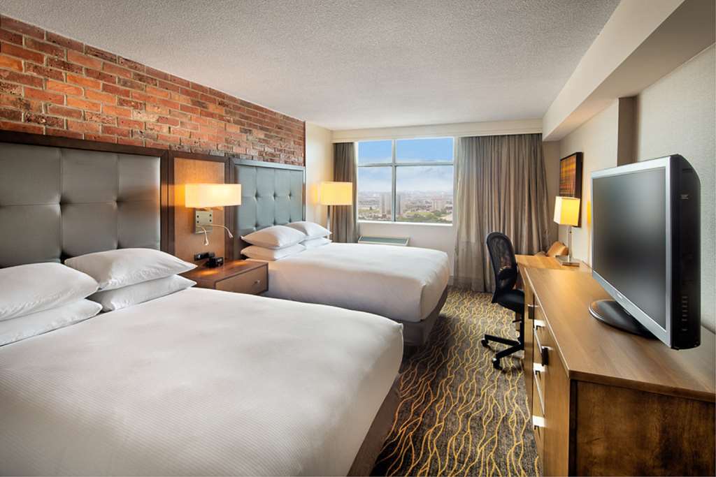 Фото DoubleTree by Hilton Toronto Airport