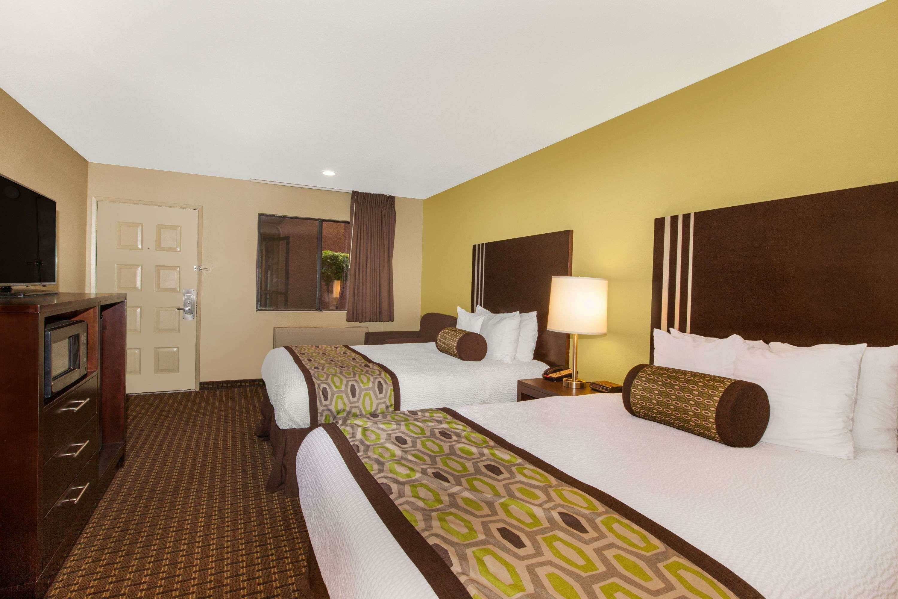 Фото Days Inn by Wyndham San Jose Airport