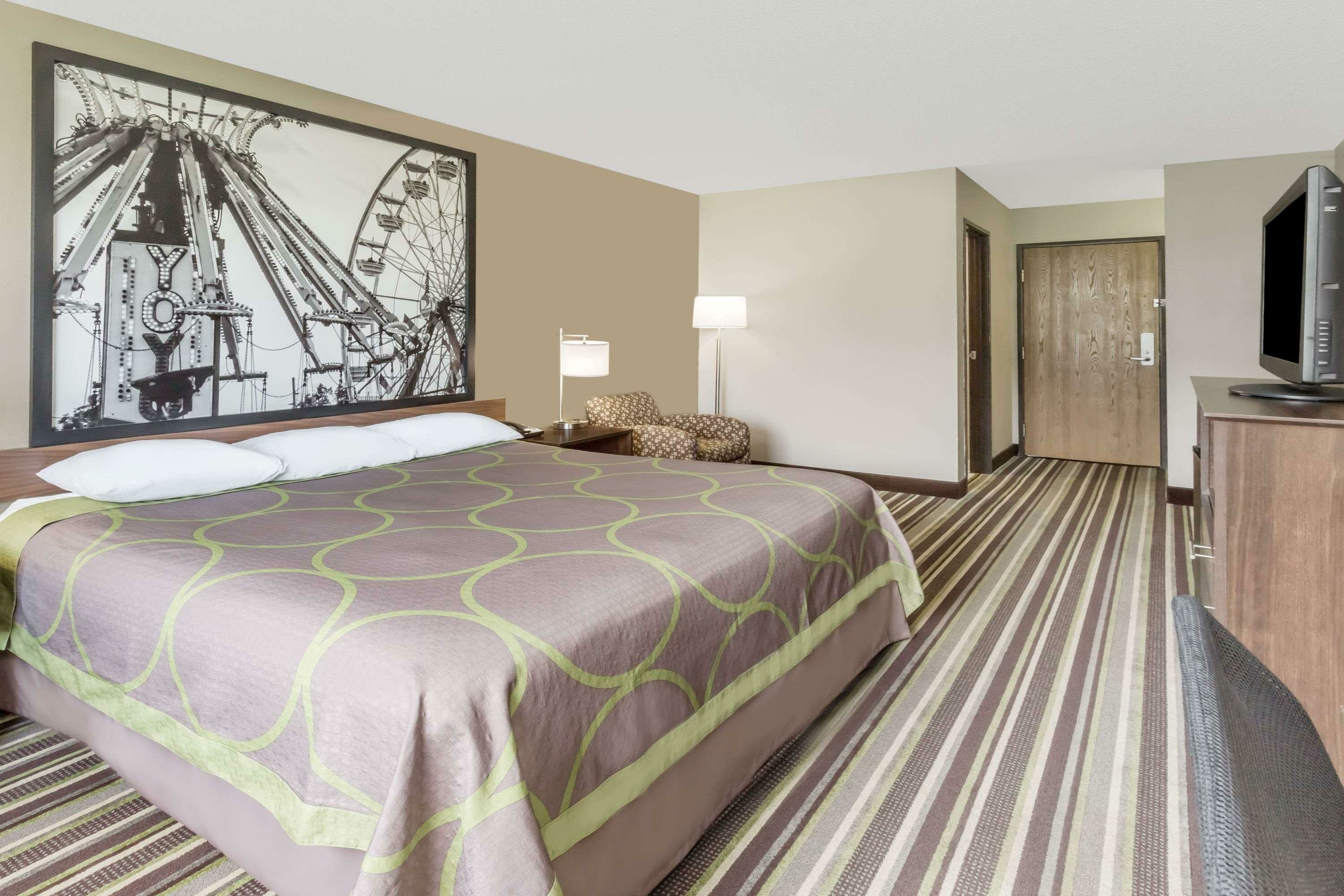 Фото Super 8 by Wyndham Plymouth