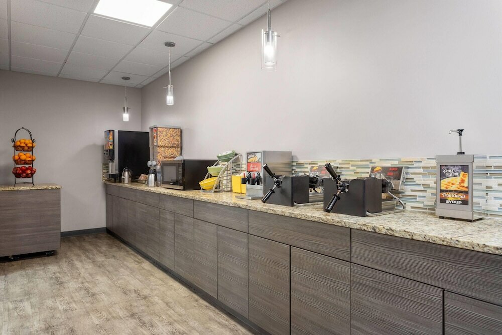 Фото Days Inn and Suites by Wyndham Hammond, In