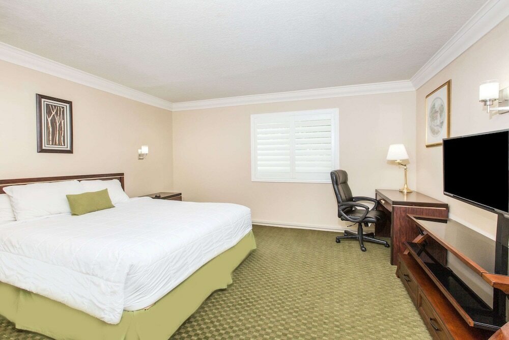 Фото Days Inn by Wyndham Near City Of Hope