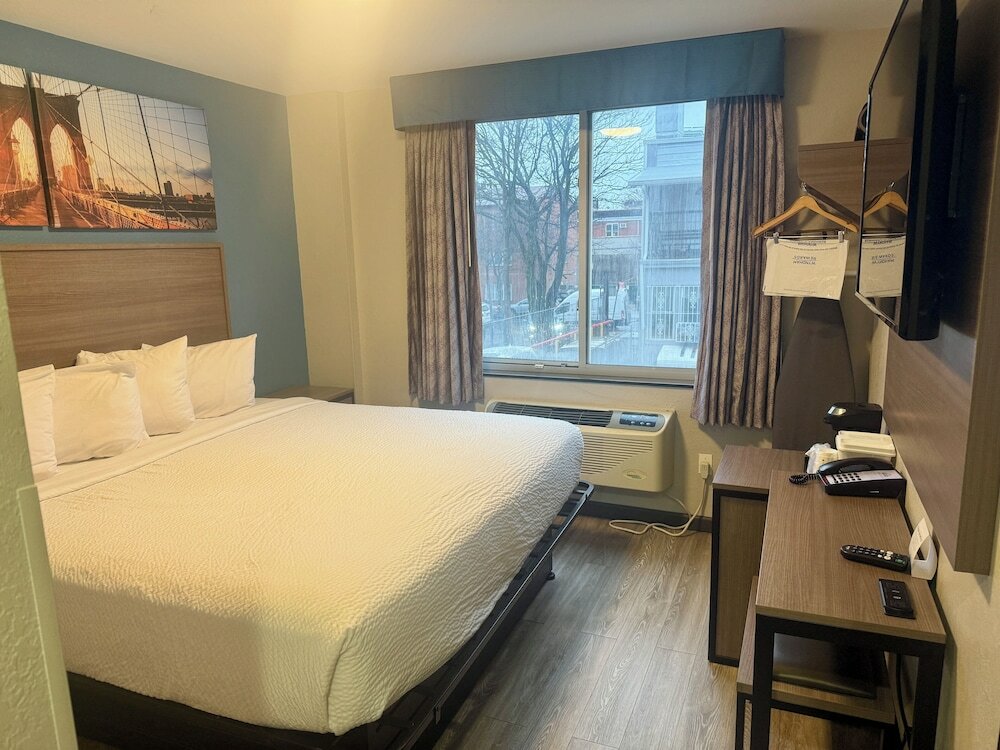 Фото Days Inn by Wyndham Brooklyn Borough Park
