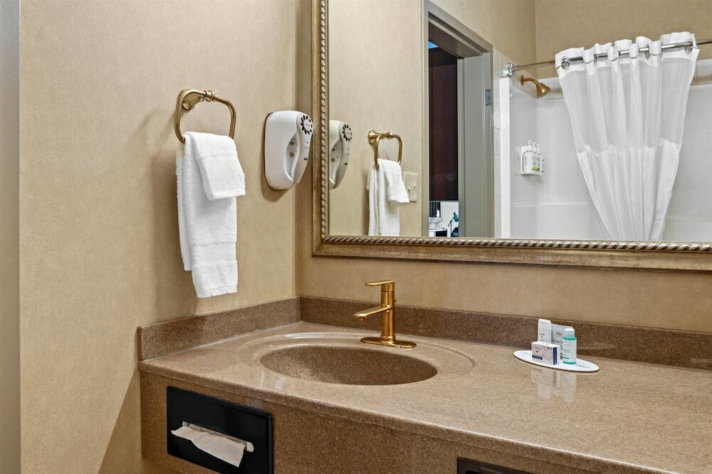 Фото Ramada by Wyndham Drumheller Hotel & Suites