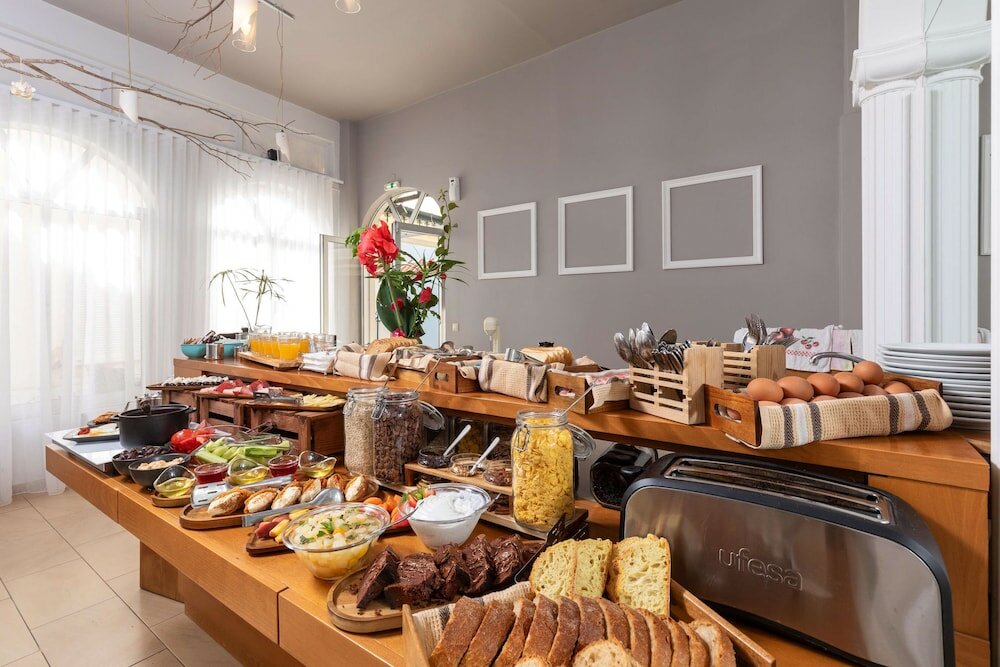 Фото Bella Vista Beach Hotel and Studios