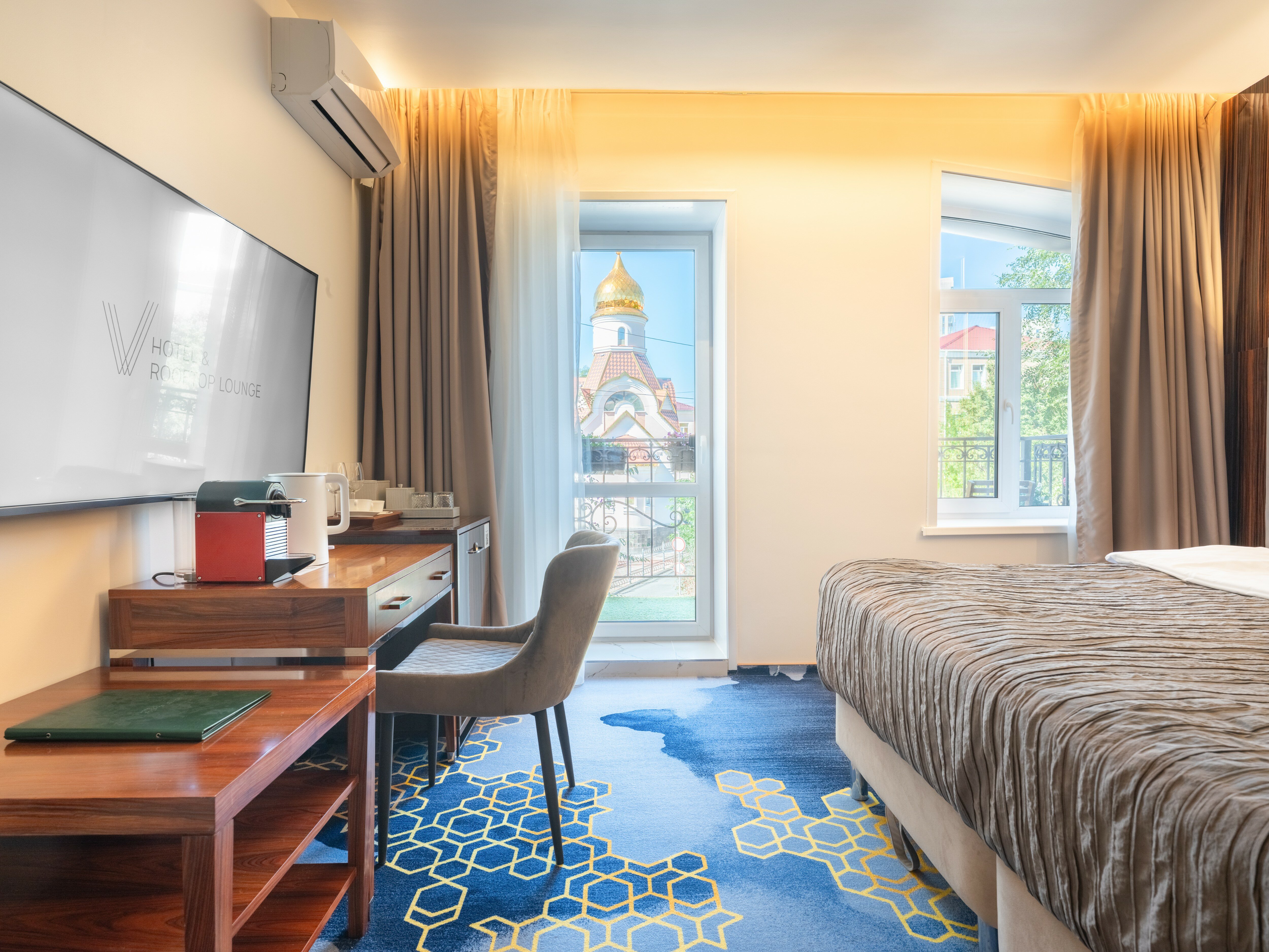 Фото V Hotel&Rooftop Lounge