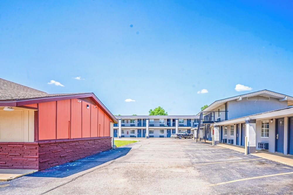 Фото Deluxe Inn & Suites By OYO Miami OK