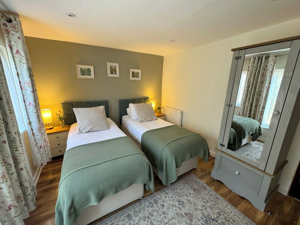 Фото Thatched Cottage Hotel