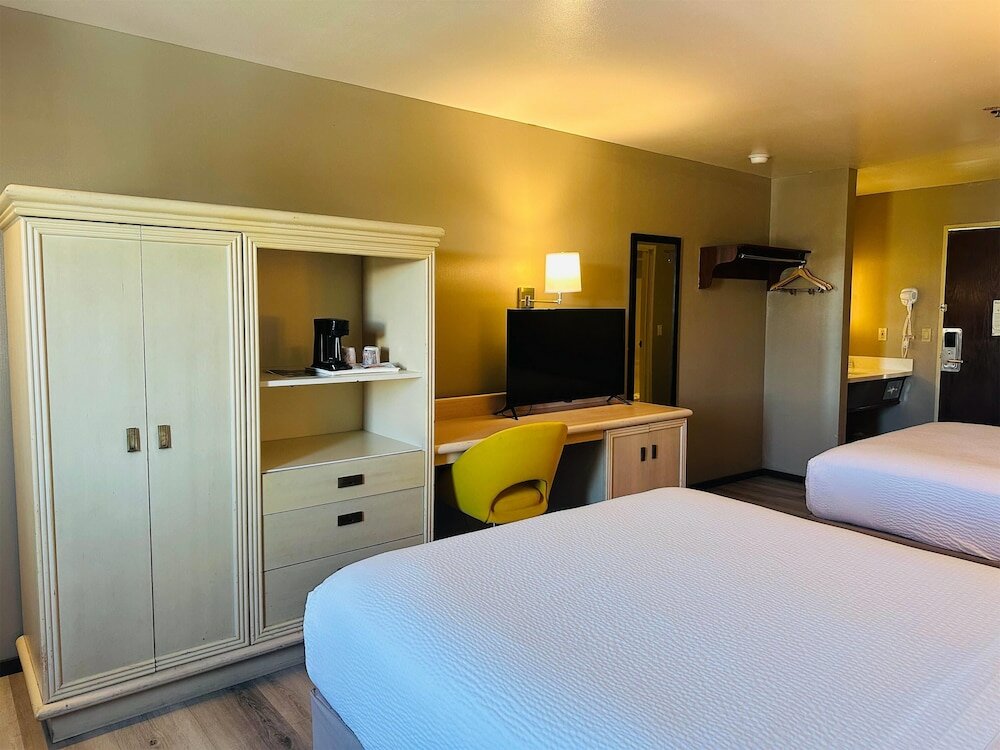 Фото Days Inn by Wyndham Seatac Airport